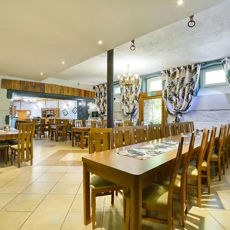 לינה וארוחת בוקר Harmont Montis- Dawna Zajacowka- Idealna Lokalizacja - Lesna Enklawa W Centrum Miasta! Sauna, Masaze, Zabiegi Spa! שצ'קלארסקה פוראובה